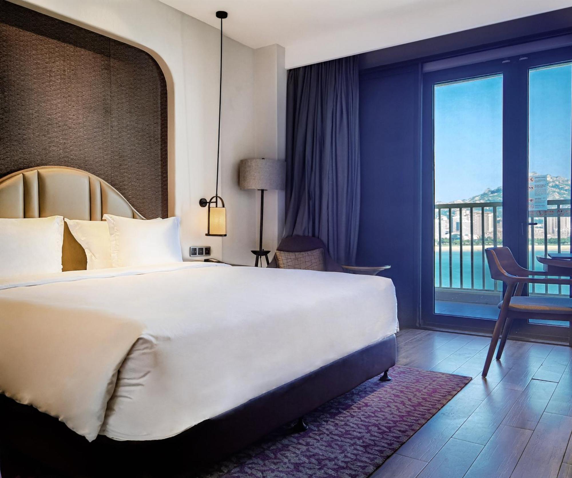 Hotel Crowne Plaza QingdaoOrientalMovieMetropolis Esterno foto