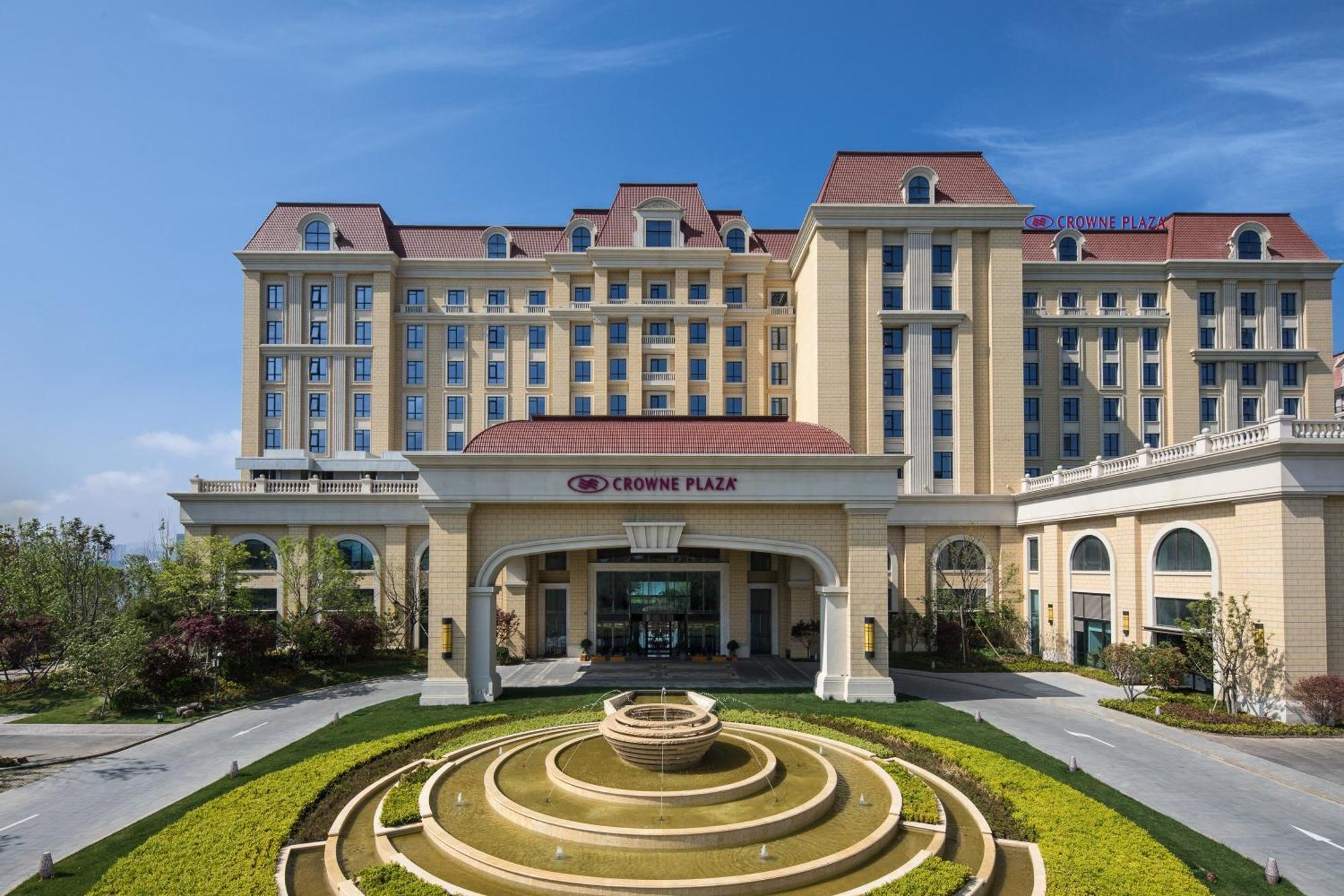 Hotel Crowne Plaza QingdaoOrientalMovieMetropolis Esterno foto